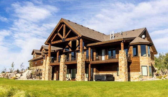 Elegant Grand Cabin w/Hot Tubn