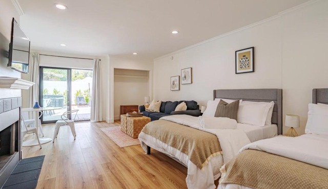 Elegant Guest unit Universal sleeps 6 hot tub
