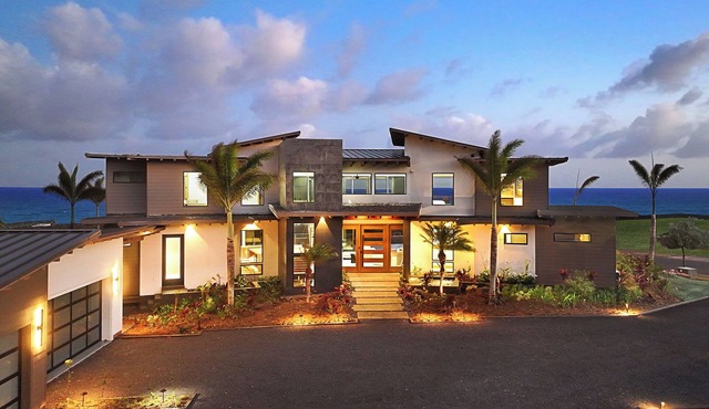Elegant Hale Makau: Oceanfront Luxury w/Infinity Pool, Hot Tub & Spacious Lanai