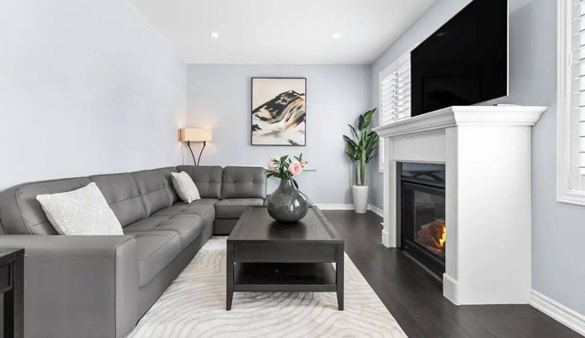 Elegant home with hot tub close to wineries, US border, shopping Niagara falls