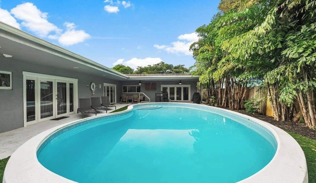 Elegant Hollywood Escape: Your Perfect Retreat!