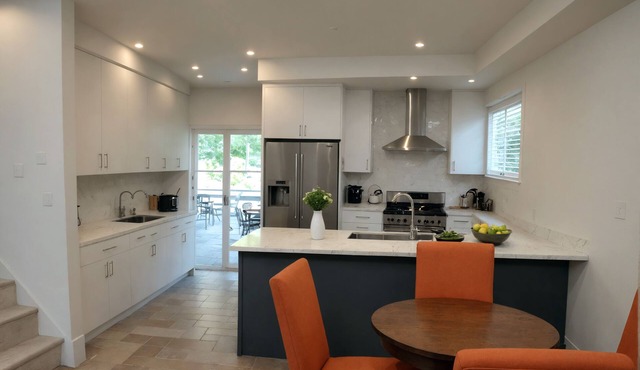 Elegant Hollywood Townhouse with Gourmet Kitchen and FREE PARKING