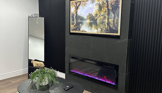 Elegant home 10mins drive to Detroit/Windsor border & 5 mins to Windsor airport.