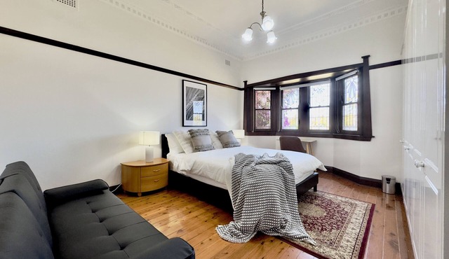 Elegant Home | 4 Bedroom | Walk Rail