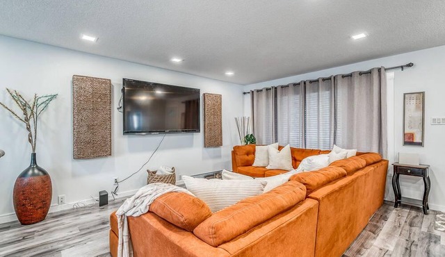 Elegant Home in Central YYC Near Chinook Mall!