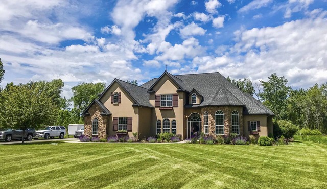 Elegant home on Gallatin river, minutes to downtown Bozeman