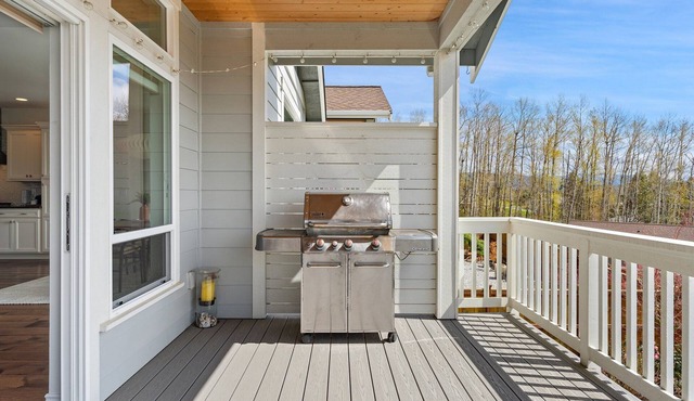 Elegant Home w/Office Space, Chef's Kitchen & Stunning Views: Blackstone Court