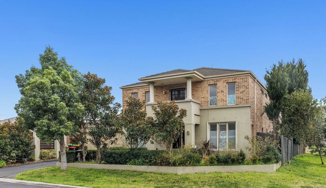 Elegant Home with 3 En-Suites Facing Golf Course