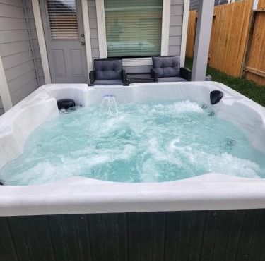 Elegant Home with Jacuzzi hot tub and pool table