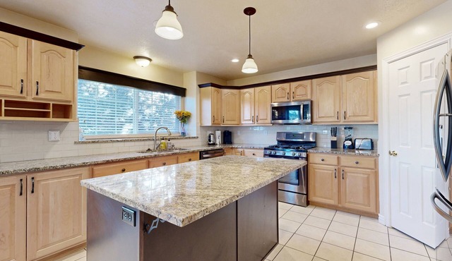 Elegant home with large yard, gas grill & gas fireplace