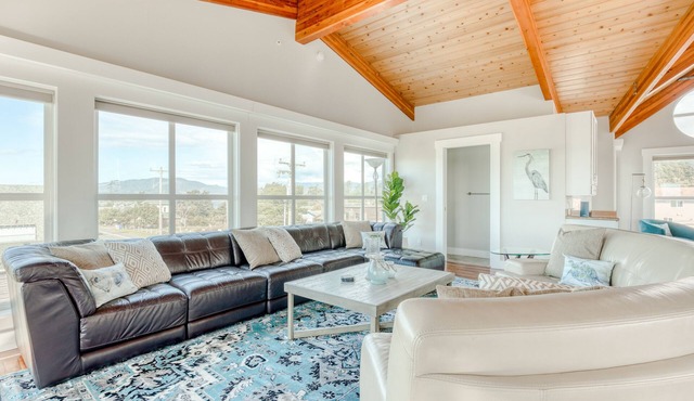 Elegant home with sauna, private hot tub & ocean views - accessible by elevator