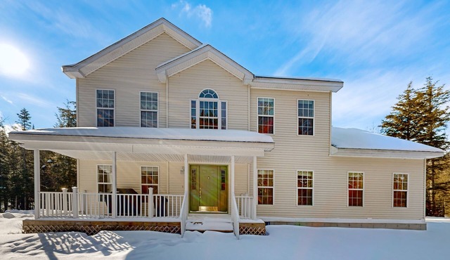 Elegant house in quiet neighborhood, close to ski mountains, gas fireplace, wifi