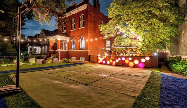 Elegant house pool, sports, pizza & boat bar, business center, mini theater.