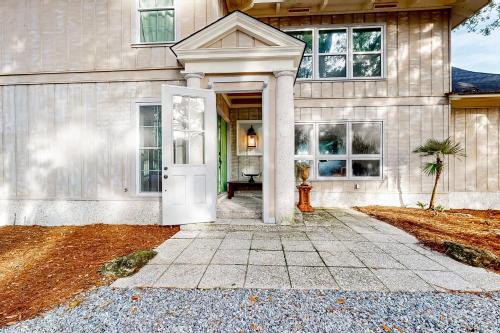 Elegant house in St Simons Island - two ponds, pool, & wood-burning fireplace