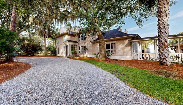 Elegant house in St. Simons Island - two ponds, pool, & wood-burning fireplace