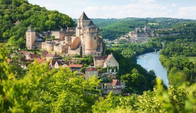 Elegant house with enclosed garden and private pool in the heart of Périgord Noir.