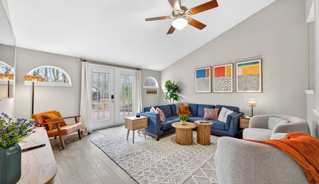 Elegant Indy Retreat. Spacious 4-bedroom with Movie Theater, Game room, and Gym.