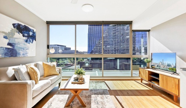 Elegant Inner-City 1-Bed with Rooftop Dining