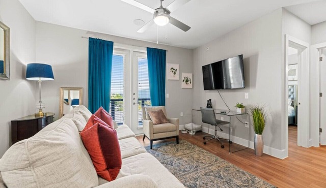 Elegant King Bed Apt w/Pool + Gym + Free Parking