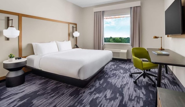 Elegant King Getaway: Fairfield Inn, Perfect for Couples, Pets Allowed