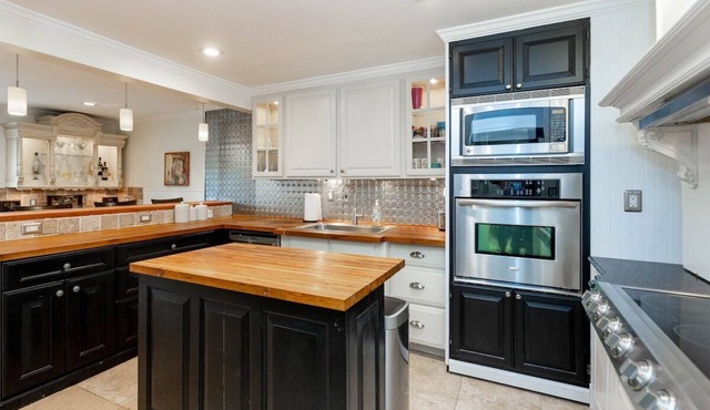 Elegant | King Suite | Fireplace