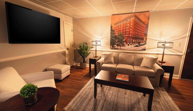 Elegant King Suite in Bethlehem on Historic Main Street with full Kitchen