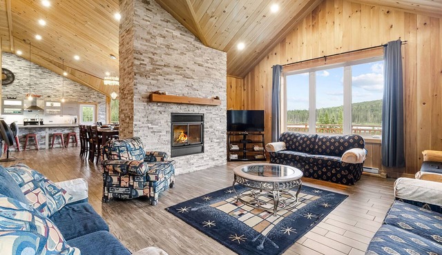 Elegant Lake Front Chalet near Mont-Tremblant. SPA, pool table, BBQ, trampoline