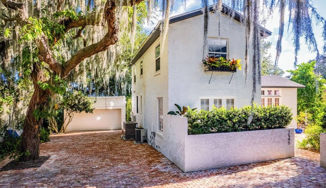 Elegant Lake Retreat