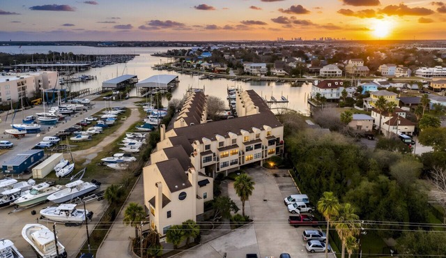 Elegant Lakefront Condo Showcasing Spectacular Views.