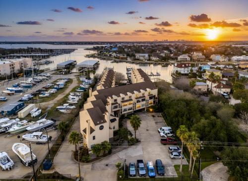 Elegant Lakefront Condo Showcasing Spectacular Views.