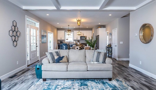 Elegant Lakefront Home 5B/S12 Near VTech/RadfordU