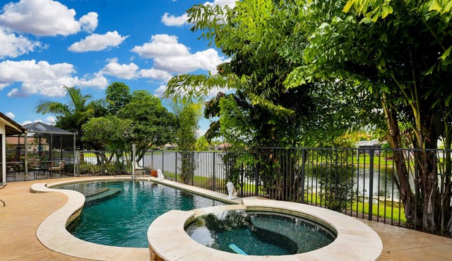 Elegant Lakefront Pool Home Weston/ Ft Lauderdale: Short or long term