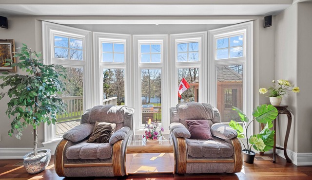 Elegant Lakehouse on Golf Course with large property ground