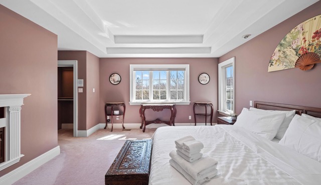 Elegant Lakehouse on Golf Course with large property ground