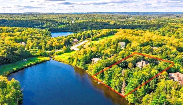 Elegant Lakehouse on Golf Course with large property ground