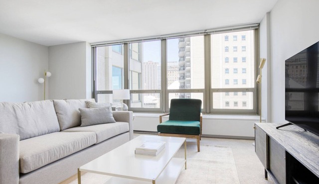 Elegant Lakeview 1BR w/Gym, Pool, 1 block to Lincoln Park, by Blueground