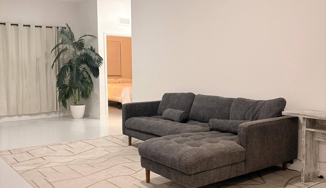 Elegant lakeview Miami home cozy, clean, and comfortable perfect for a relaxing.