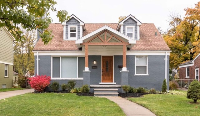 Elegant Large Home with Modern Amenities for 8 in N. Royal Oak near Birmingham!