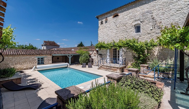 Elegant large village house near Bergerac with swimming pool and breathtaking views