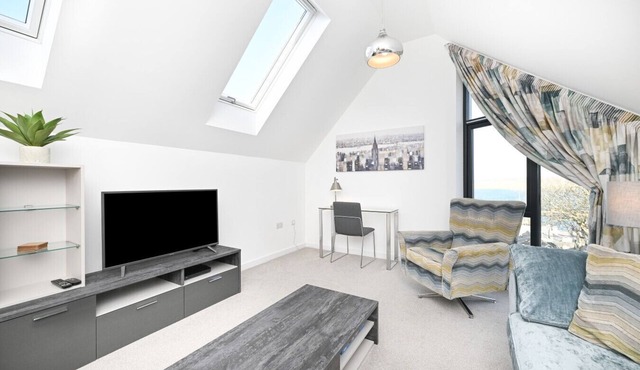 Elegant Lerwick Townhouse Harbour Views + Patio