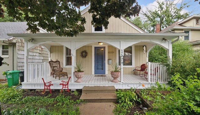 Elegant Linden Hills Home, Family Friendly, Walk to Lake, Dining, and Shopping