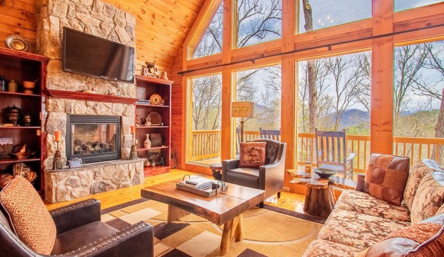 Elegant Log Cabin between Cherokee and Bryson City, hot tub & fire pit