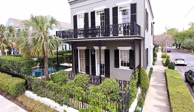 Elegant, Luxuriously Furnished Historic Property In The Garden District Sleeps 4