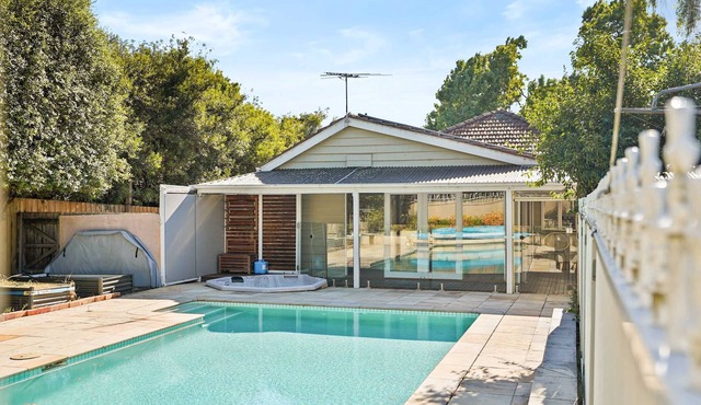 Elegant Luxury - Family Entertainer in Ringwood