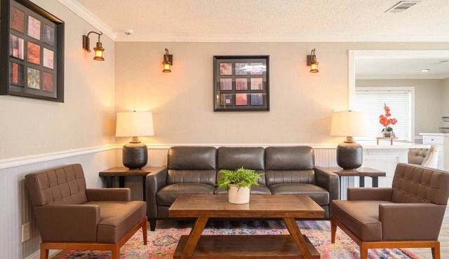 Elegant Luxury Retreat in the Woods with Private Pool, Close to Woodland Malls
