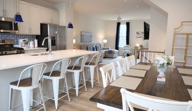 Elegant Luxury Townhome; Resort Community with Pools, Gym & close to Beaches