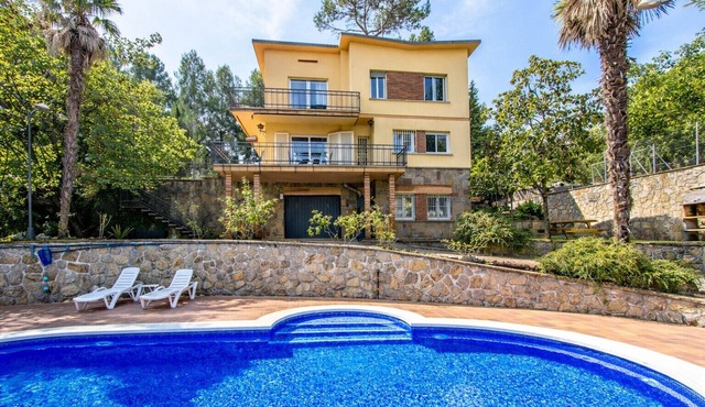 Elegant Mountain Villa just 30km to Barcelona