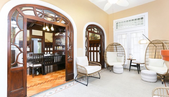 Elegant Manor! Largest Downtown BNB: 22beds!