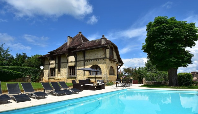 Elegant Mansion Stay in Belvès