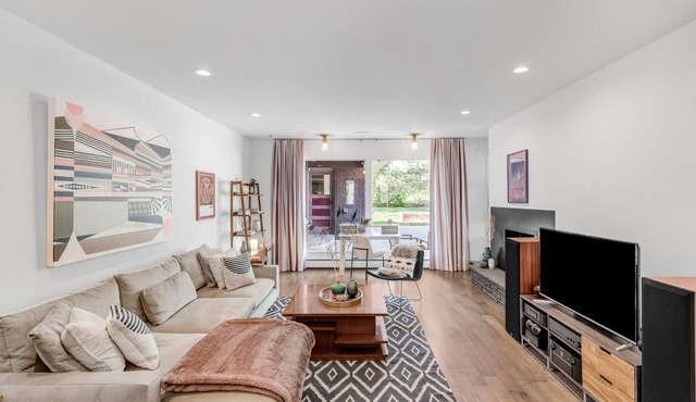 Elegant Mid Century Modern Ranch - Walk to Pearl and Hiking! EV Charger on Site.